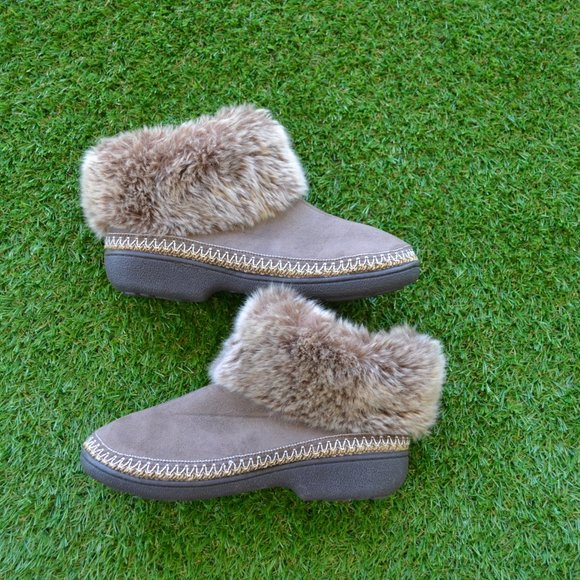 Isotoner Moccasin Slippers - 7.5 to 8 - Picture 3 of 3